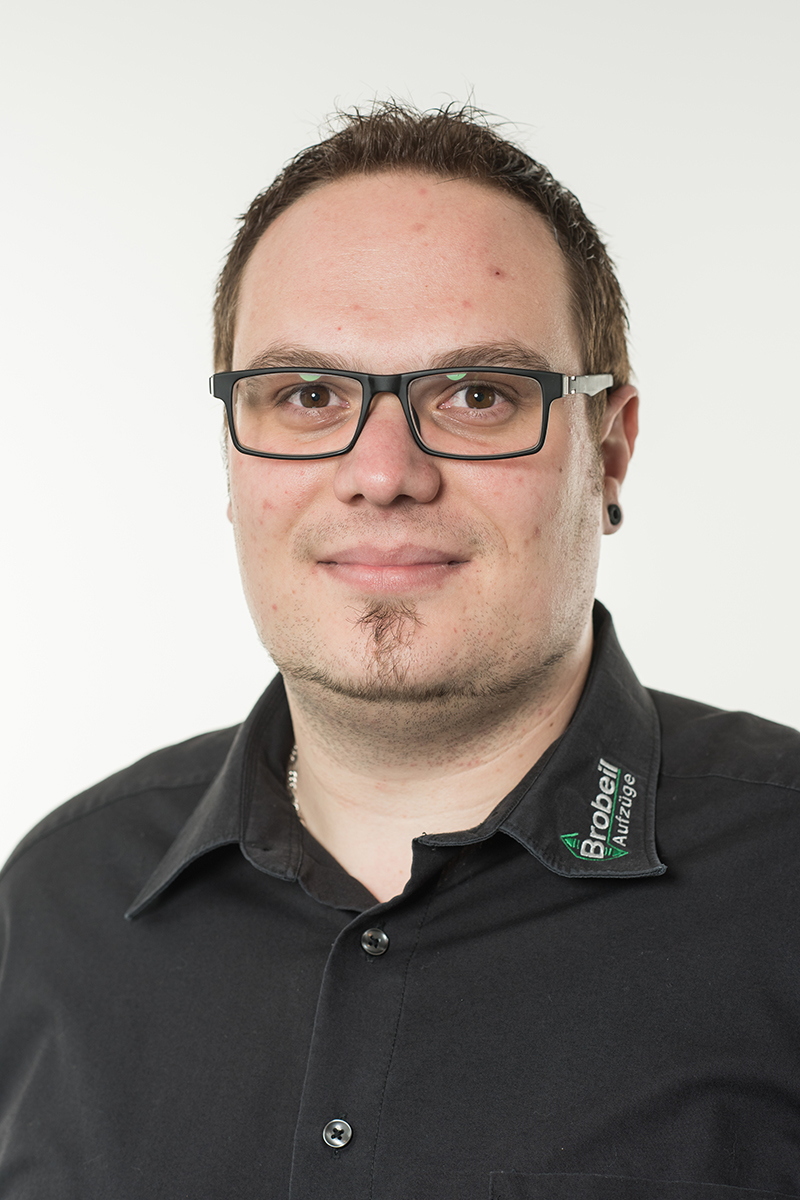 Tobias Brauch, Ausbilder und Leiter der Mechanischen Fertigung bei der Brobeil Aufzüge GmbH & Co. KG Tobias Brauch, Ausbilder und Leiter der Mechanischen Fertigung bei der Brobeil Aufzüge GmbH & Co. KG über die Ausbildung zum Konstruktionsmechaniker