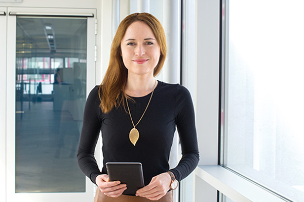 Katinka Eberl, Interaktionsdesignerin bei der ASYS Unternehmensgruppe Katinka Eberl, Interaktionsdesignerin über ihr Berufsbild