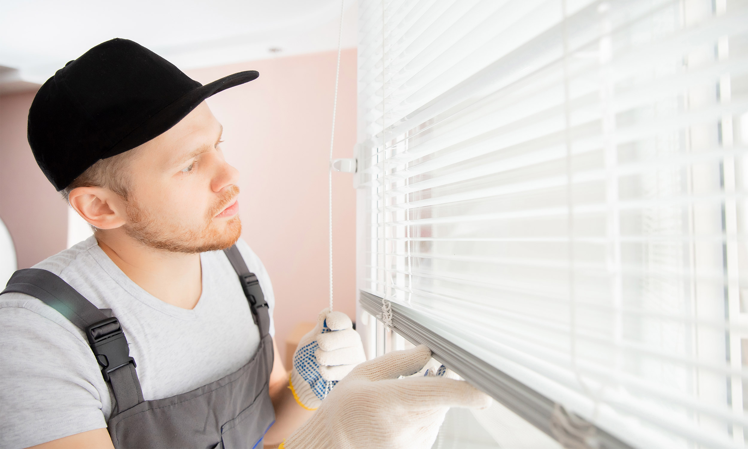 Handwerker (m/w/d) Team arbeitet daran Jalousie anzubringen