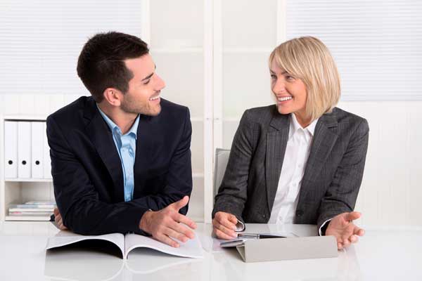 Erfolgreiche Initiativbewerbung bishin zum Vorstellungsgespräch. Erfolgreiches lachendes Business Team