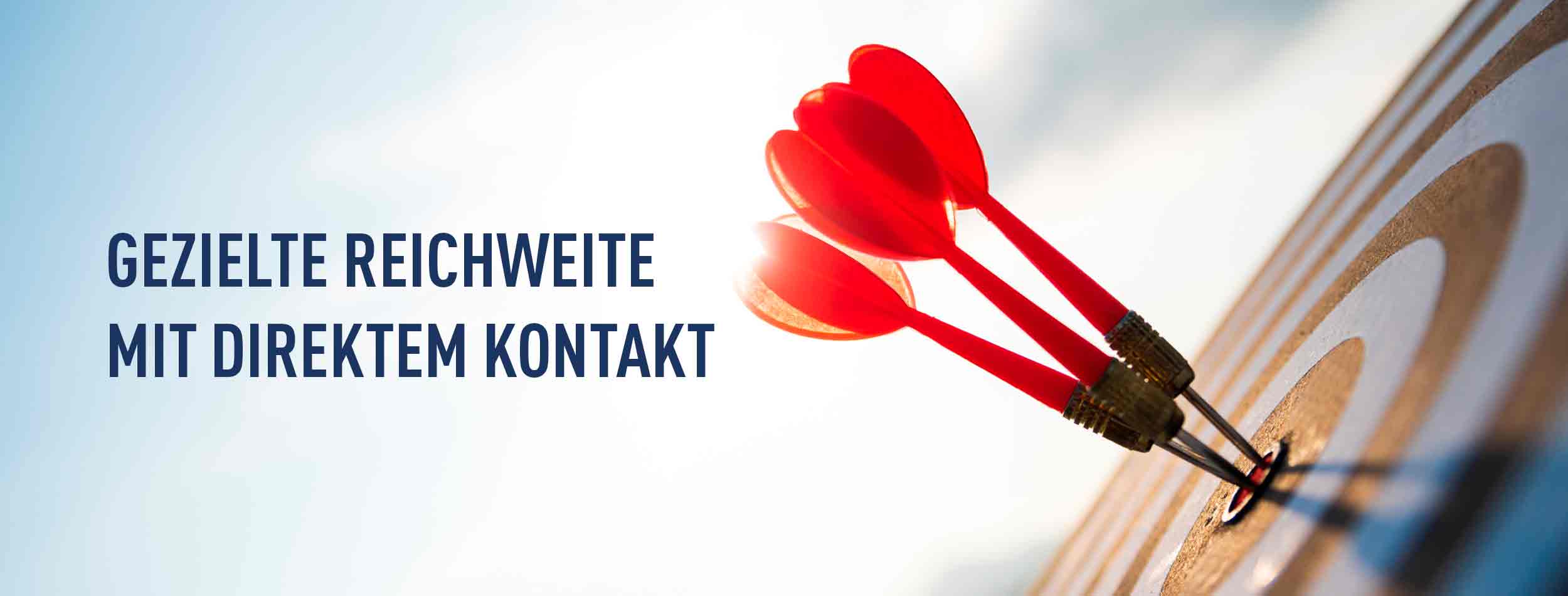 Stellenanzeige in Social Media Kanälen schalten. Pfeil in die Mitte der Dartscheibe - gezielte Stellenanzeige schalten