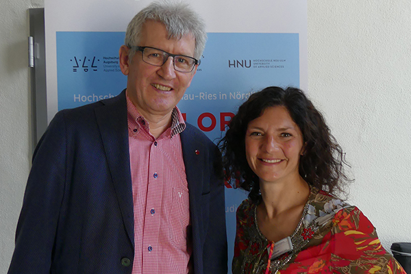 Prof. Dr. Nik Klever, wissenschaftlicher Leiter und Doris Rieder, Projektmanagerin für das Studienmodell digital und regional über den dualen Teilzeit-Bachelorstudiengang Systems Engineering am Hochschulzentrum Donau-Ries der Hochschule Augsburg Prof. Dr. Nik Klever und Doris Rieder über den dualen Teilzeit-Bachelorstudiengang Systems Engineering