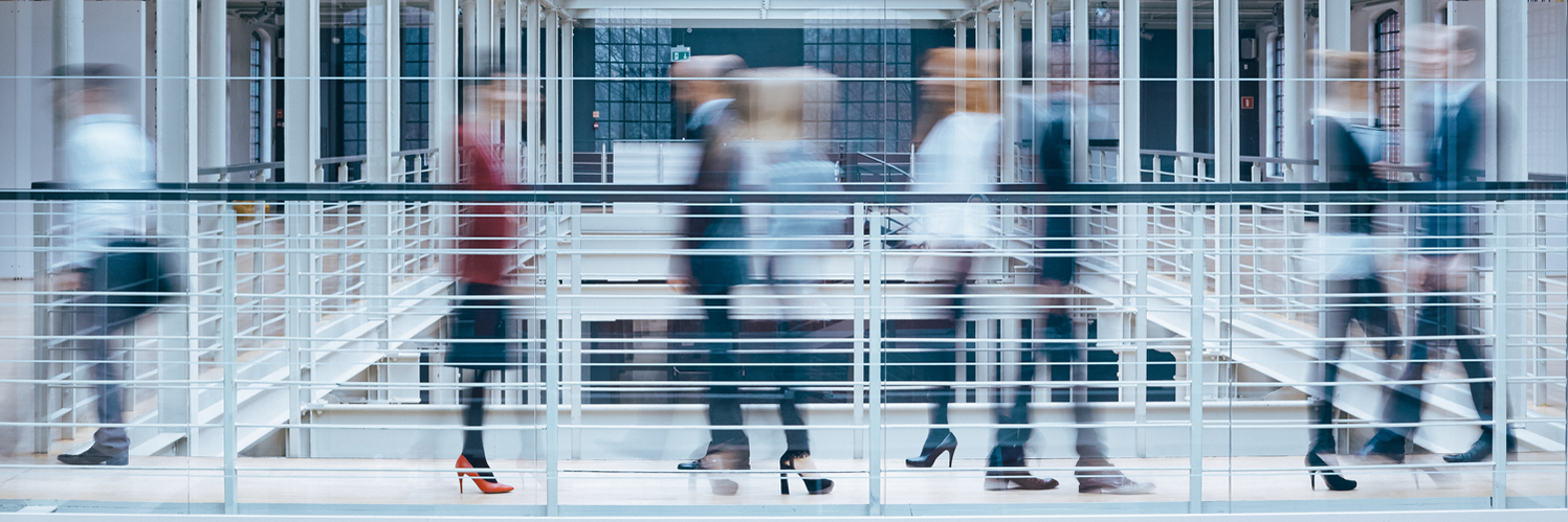 Kaufmännische Ausbildungen bei Beurer GmbH Bürogebäude mit Businessmenschen