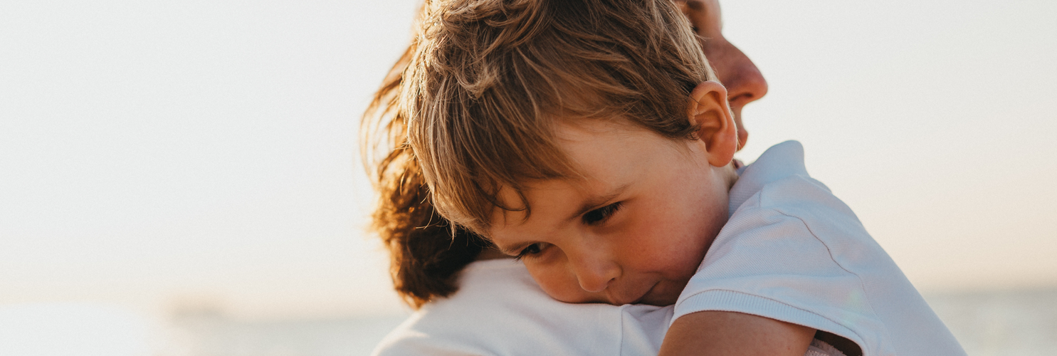 SOS Kinderdorf Frau hält Kind im Arm