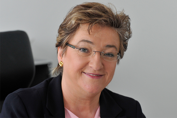 Elsa Koller-Knedlik, Vorsitzende der Geschäftsführung der Agentur für Arbeit Augsburg über berufliche Neuorientierung Elsa Koller-Knedlik über die berufliche Neuorientierung nach Studienabbruch oder Längerer Krankheit