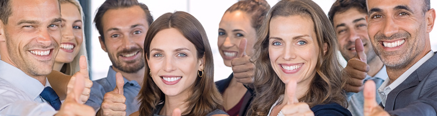 PROFFILE Partner - Erfolgreiche Zusammenarbeit Erfolreiches Business Team hebt die Daumen hoch.