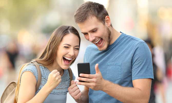PROFFILE auf Messe erleben Zwei junge Menschen die was auf dem Handy entdecken