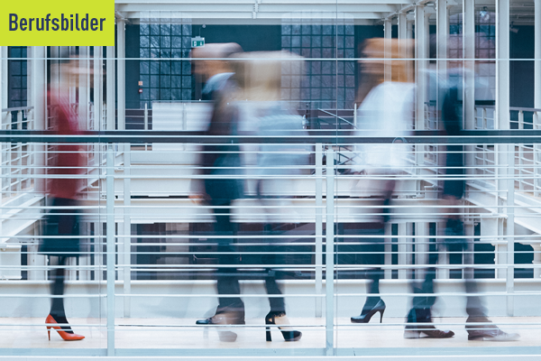 Kaufmännische Ausbildungen bei Beurer GmbH Bürogebäude mit Businessmenschen