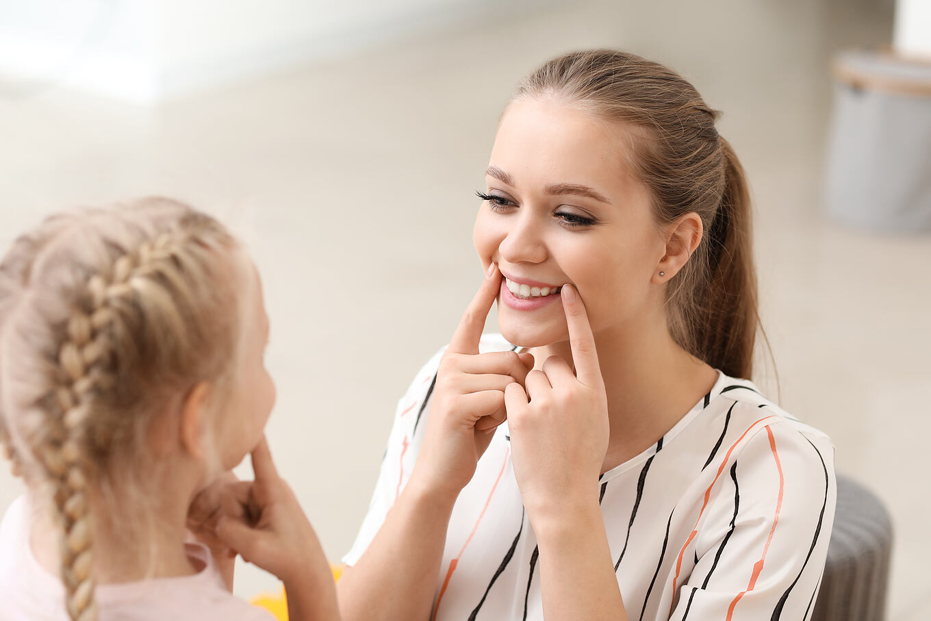Speech,Therapist,Working,With,Little,Girl,In,Office