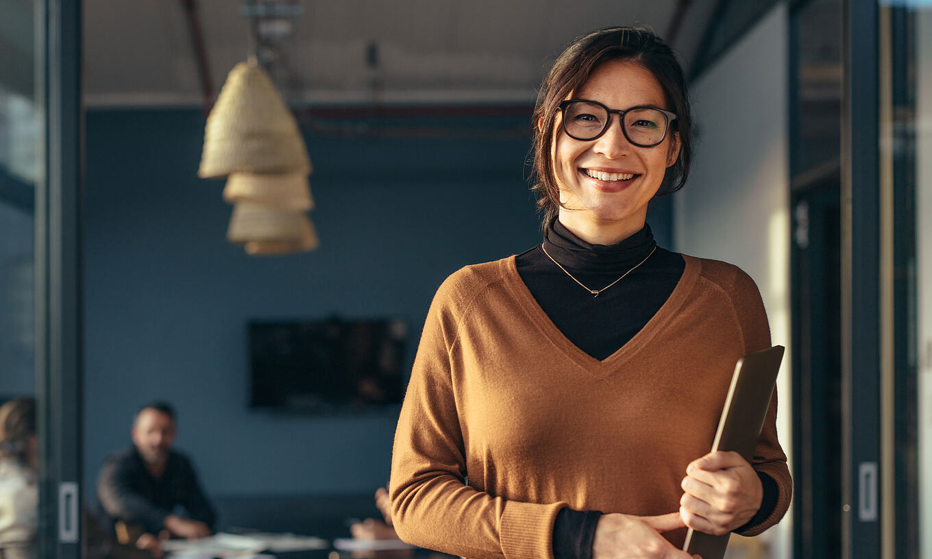 header-woman-office
