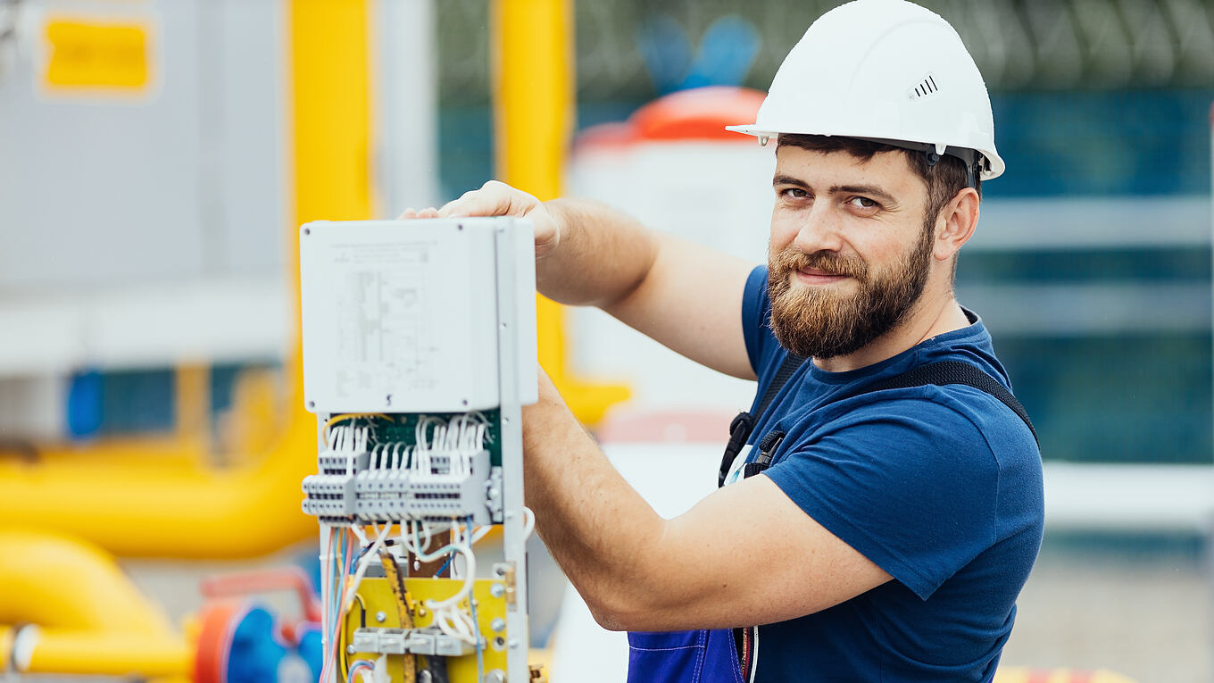 Electrician,In,A,Helmet,And,Overalls,Works,Adjusts,The,Equipment