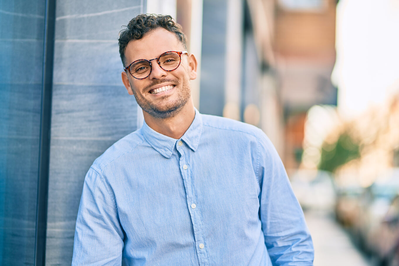 Young,Hispanic,Businessman,Smiling,Happy,Standing,At,The,City.