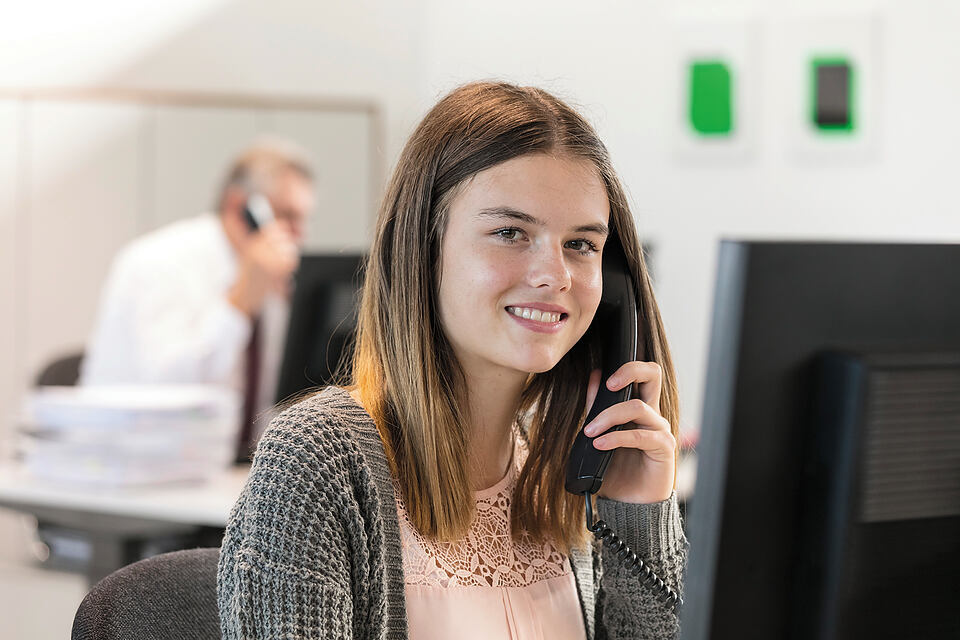 azubi-am-telefon.jpg_960