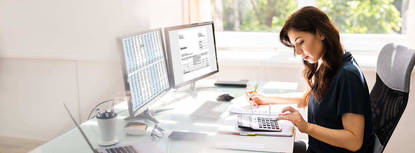 Accountant,Using,E,Invoice,Software,At,Computer,In,Office